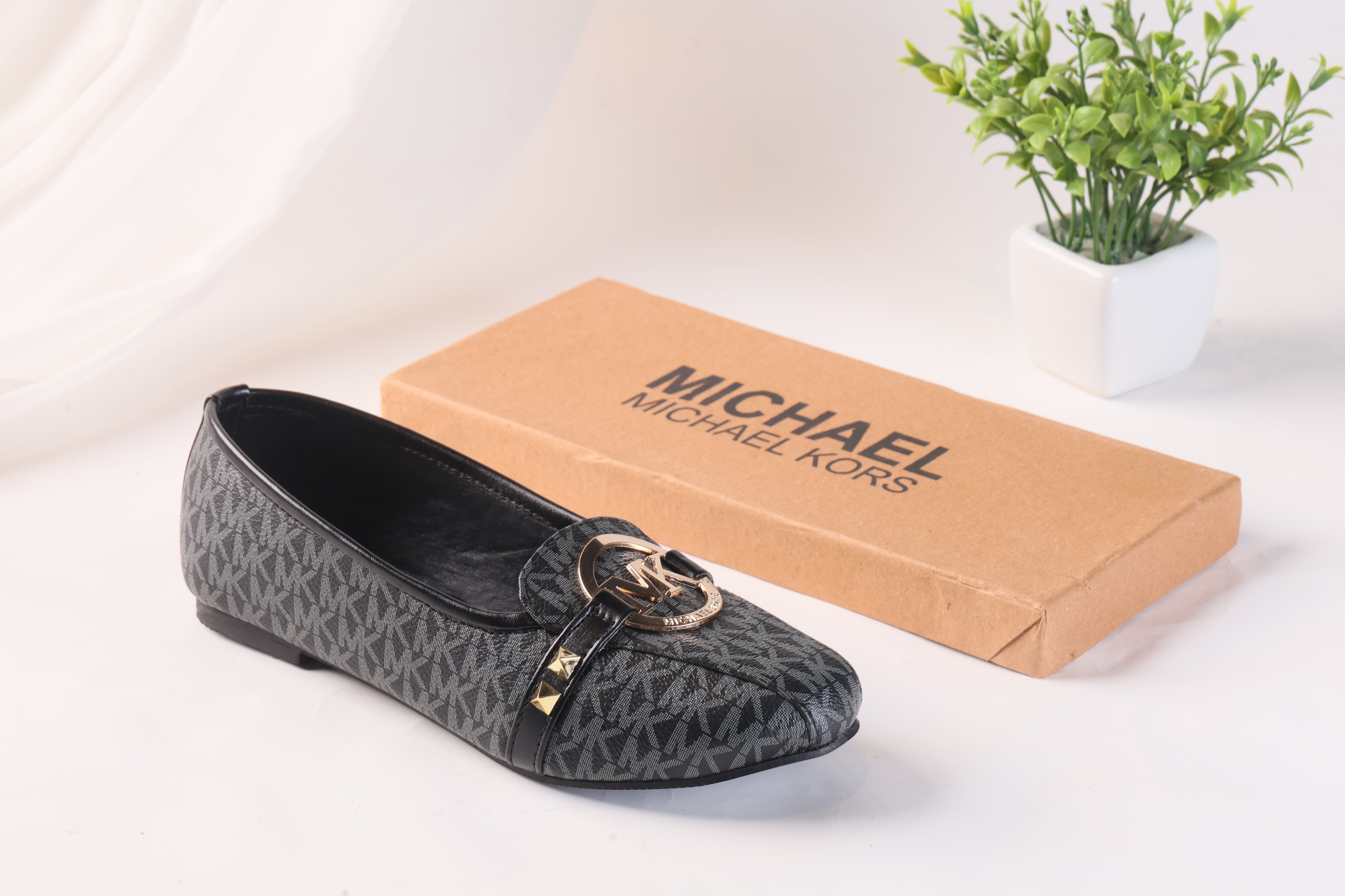 MICHAEL KORS ALICE LOGO BALLET FLAT PUMPS - BLACK