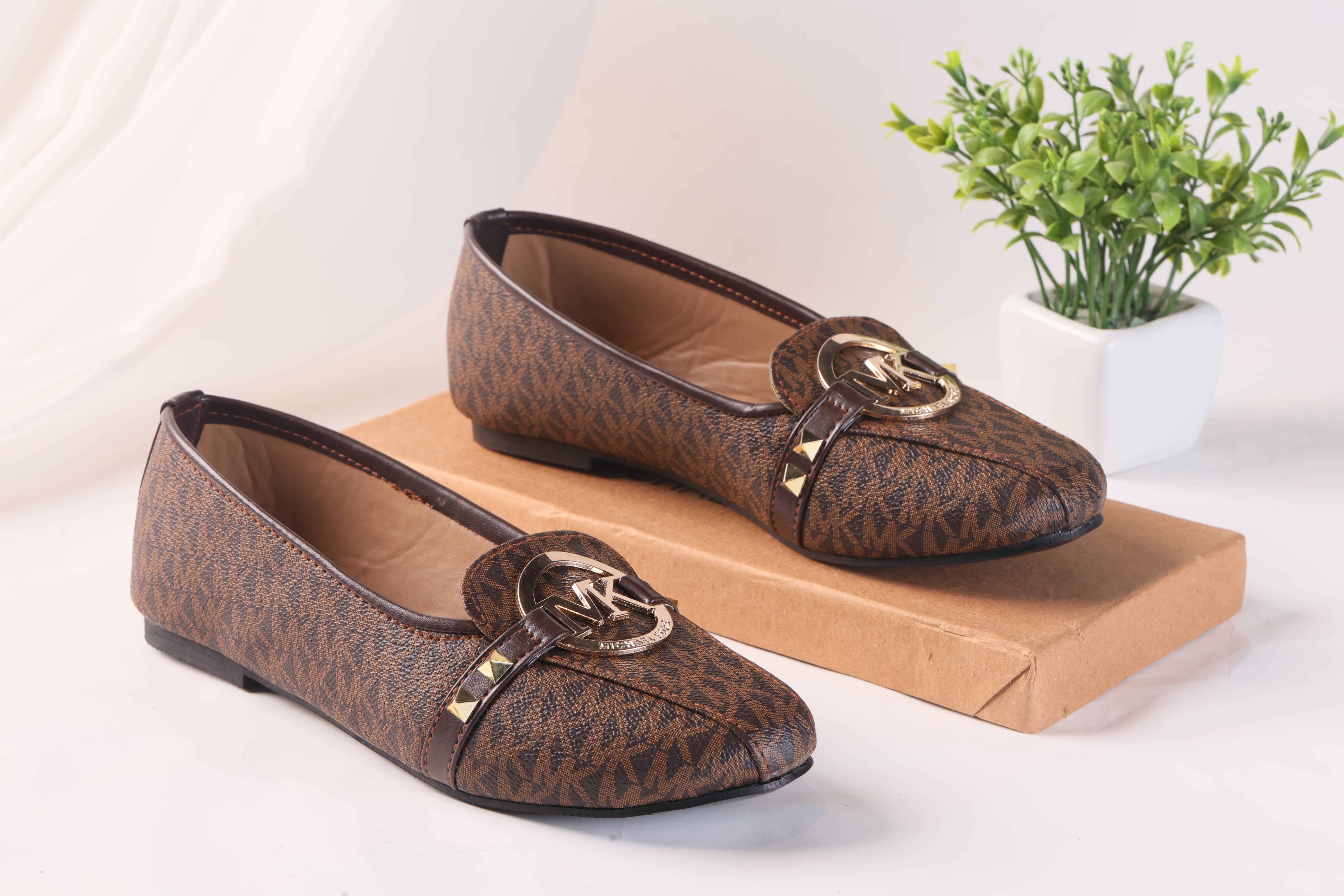 MICHAEL KORS ALICE LOGO BALLET FLAT PUMPS - BROWN