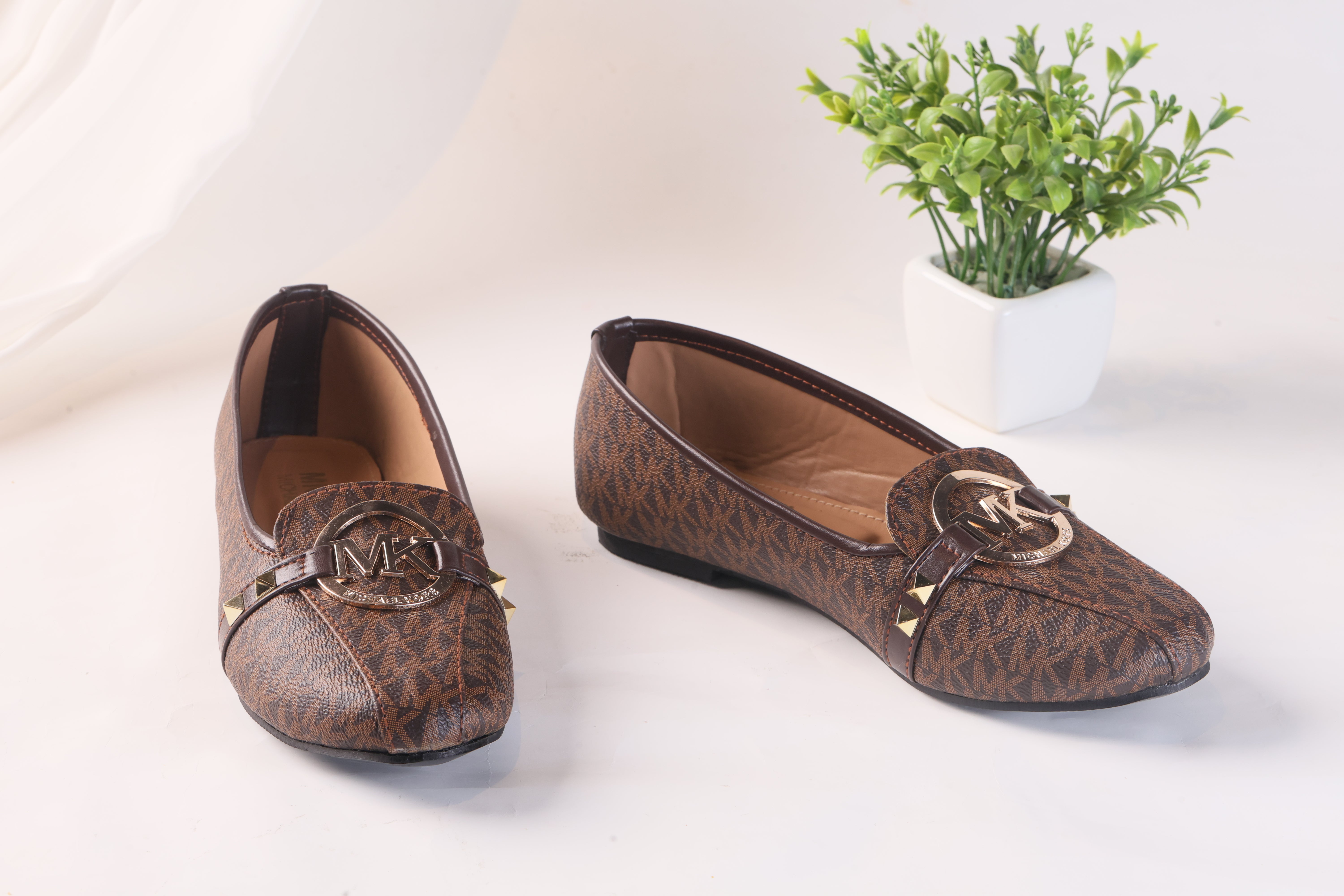 MICHAEL KORS ALICE LOGO BALLET FLAT PUMPS - BROWN