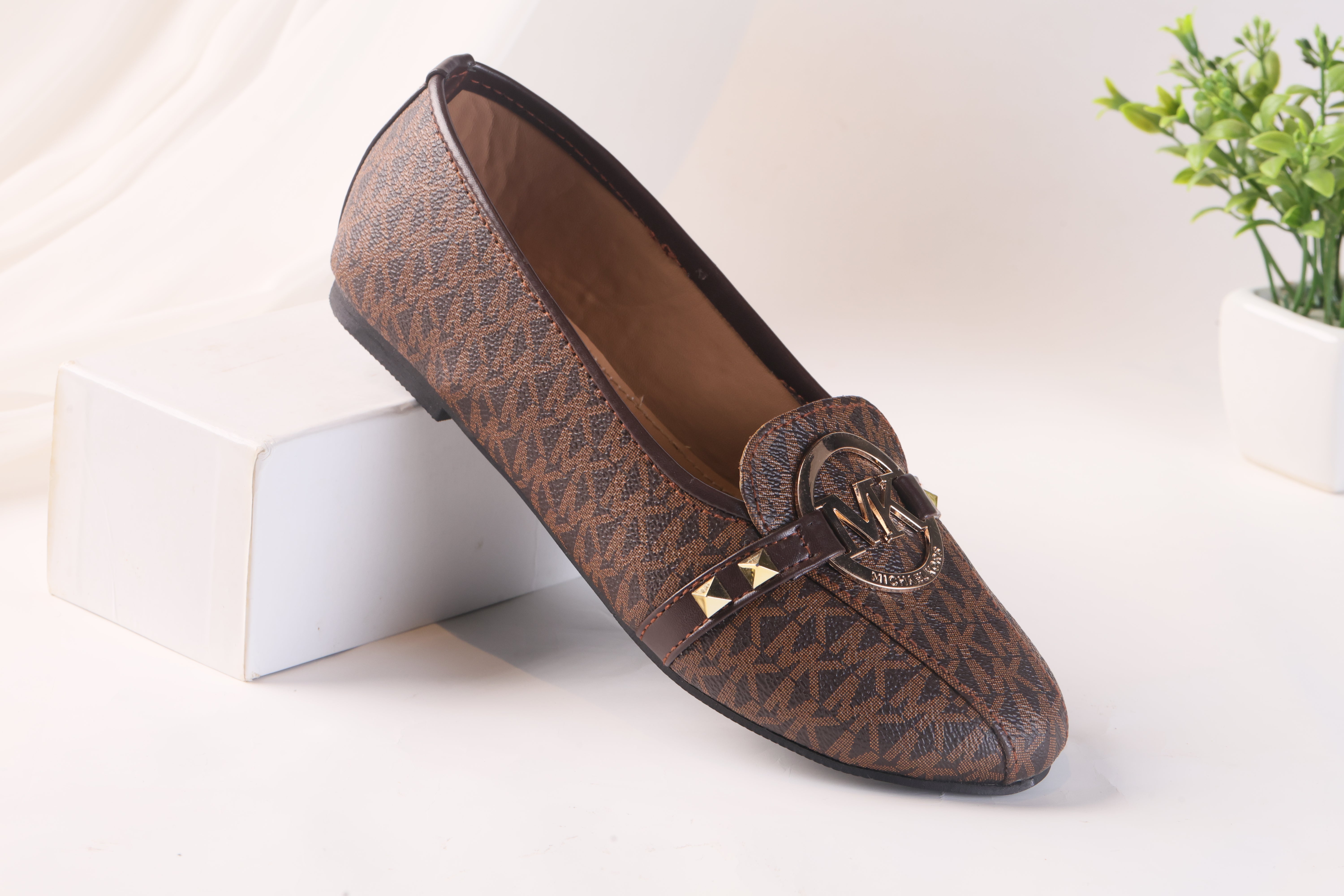 MICHAEL KORS ALICE LOGO BALLET FLAT PUMPS - BROWN
