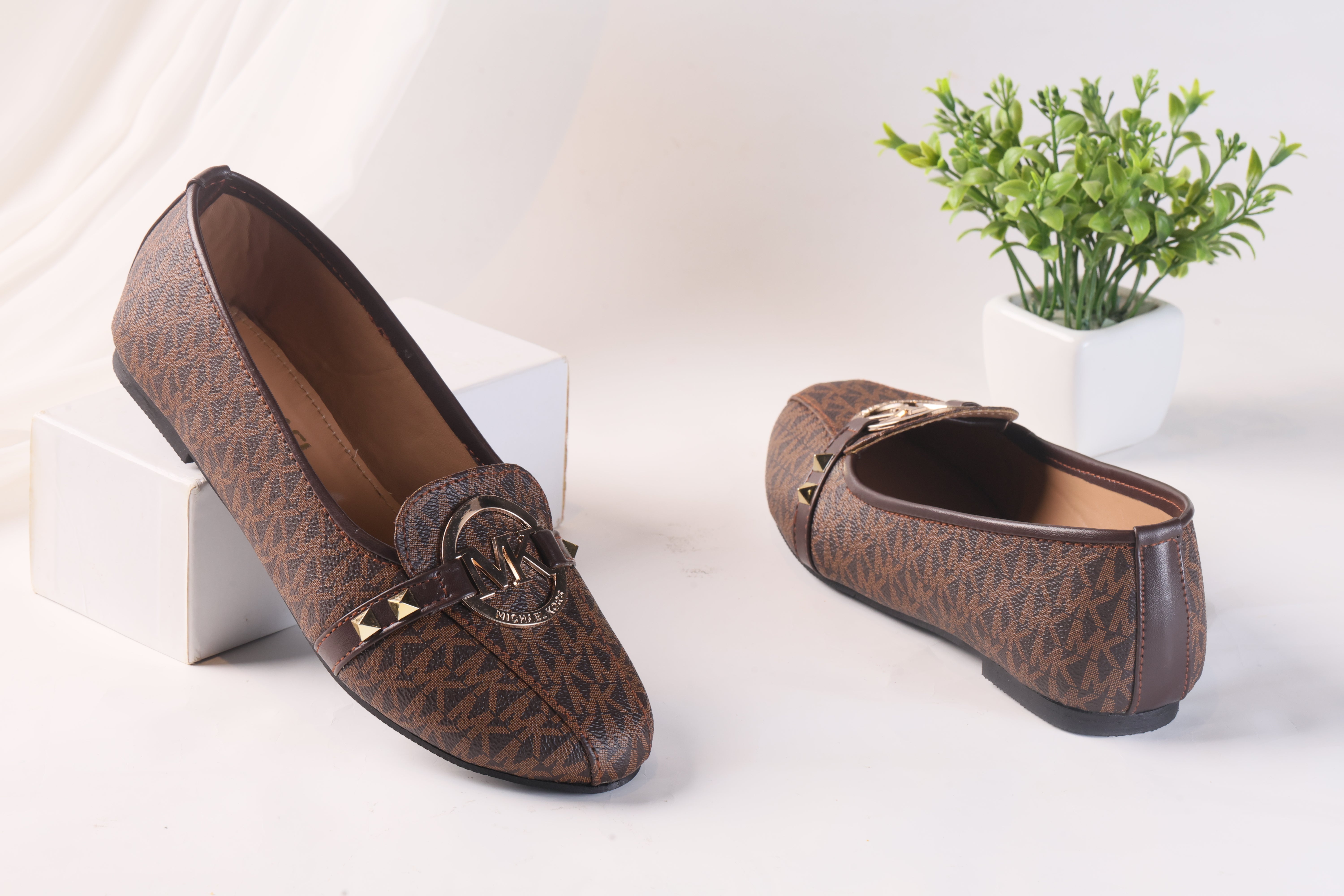 MICHAEL KORS ALICE LOGO BALLET FLAT PUMPS - BROWN