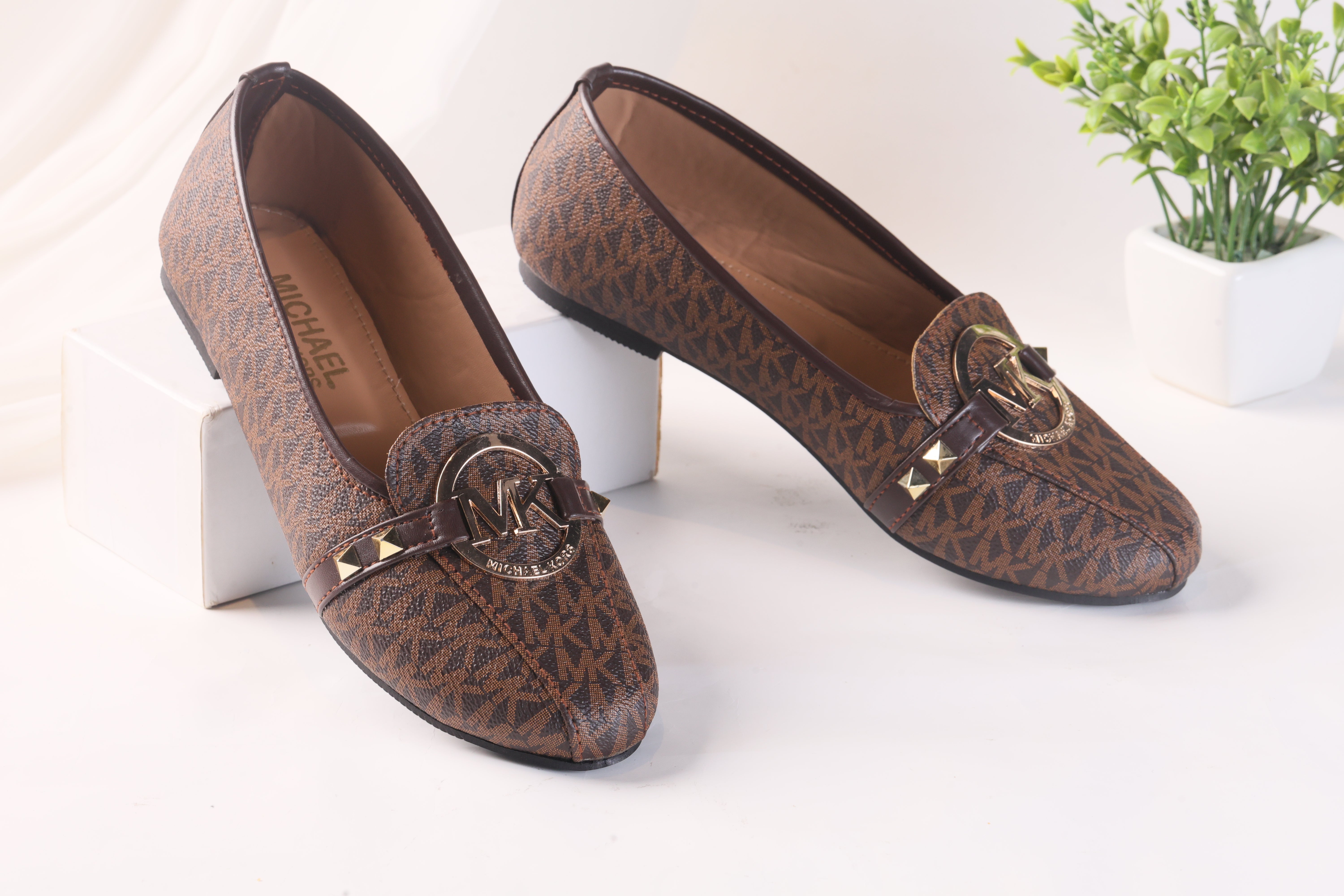 MICHAEL KORS ALICE LOGO BALLET FLAT PUMPS - BROWN