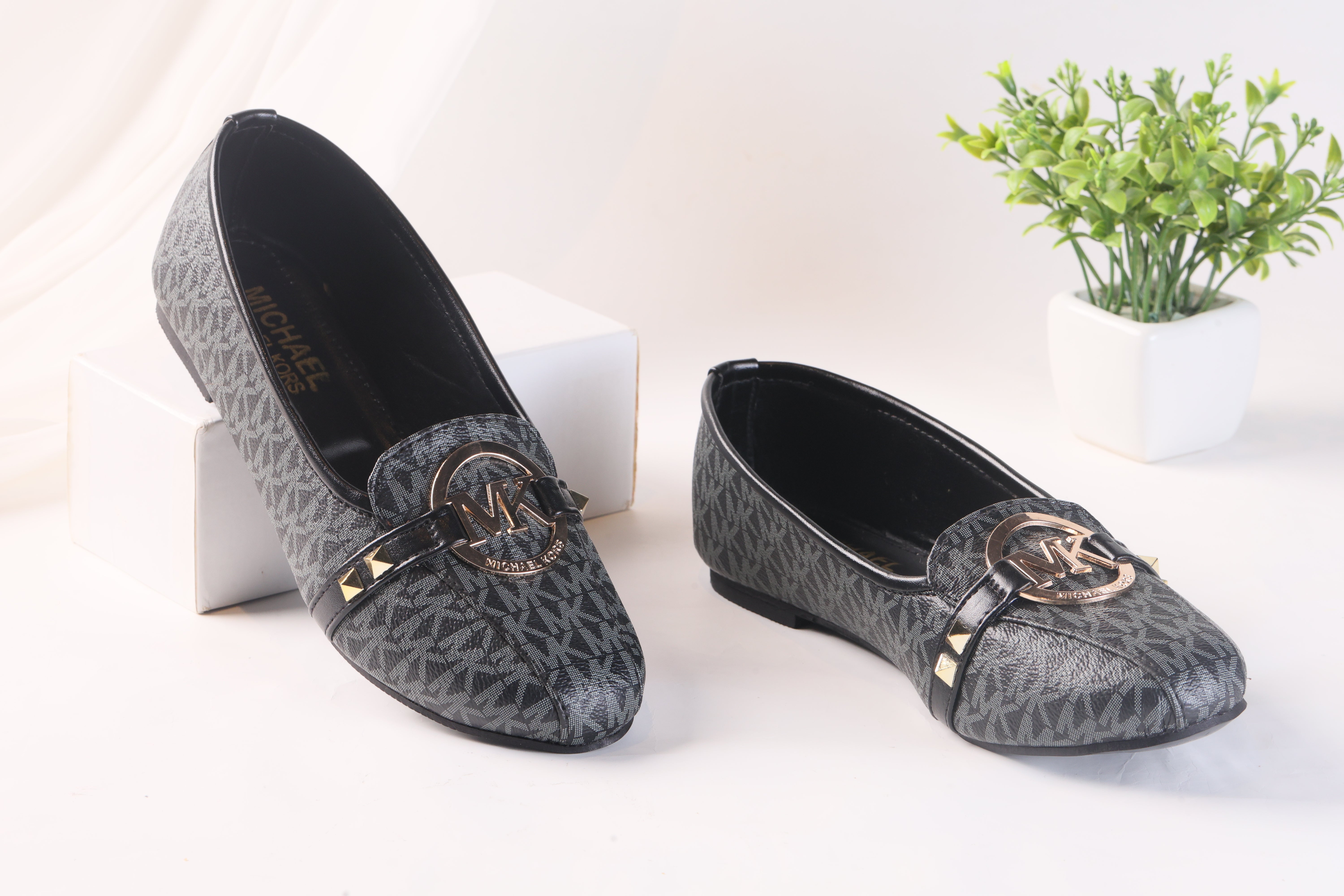 MICHAEL KORS ALICE LOGO BALLET FLAT PUMPS - BLACK