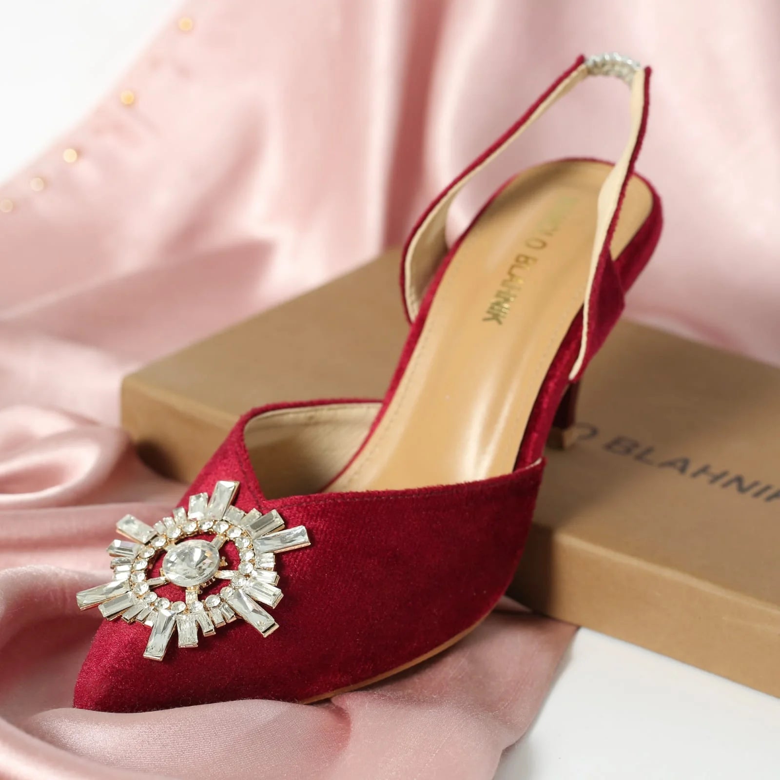 MANOLO SLINGBACK PUMPS