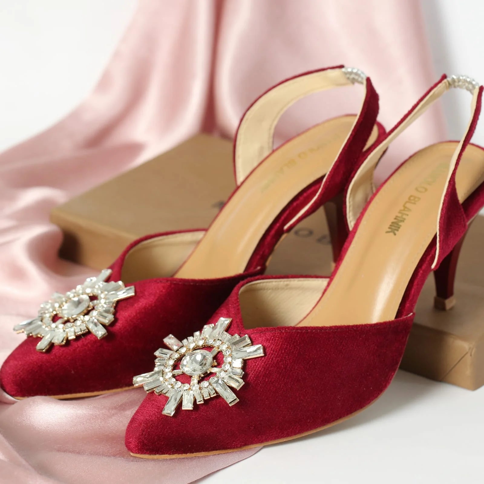 MANOLO SLINGBACK PUMPS