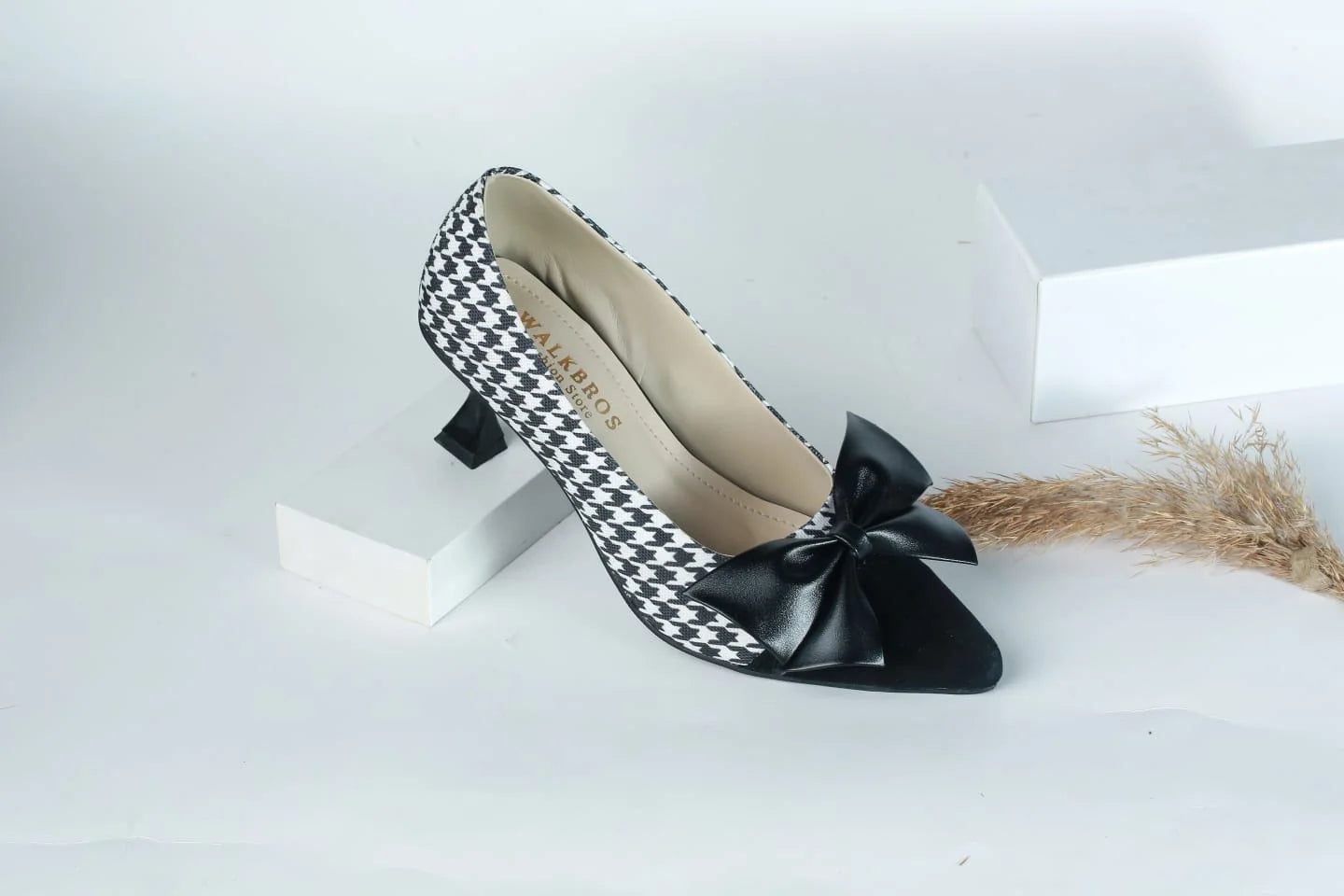 WALKBROS WOMEN'S KITTEN HEELS POINTED TOE PUMPS - BLACK & WHITE