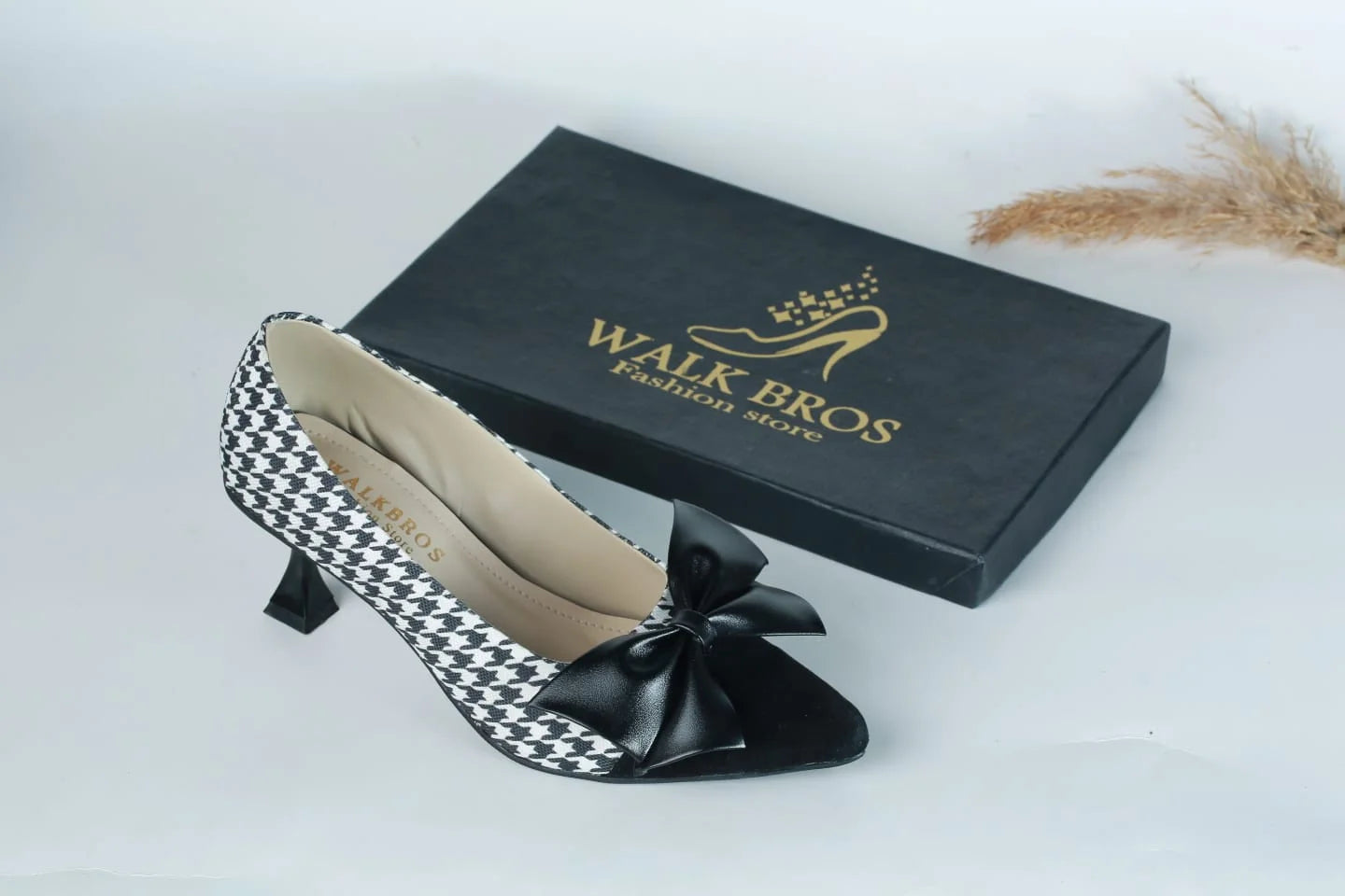 WALKBROS WOMEN'S KITTEN HEELS POINTED TOE PUMPS - BLACK & WHITE