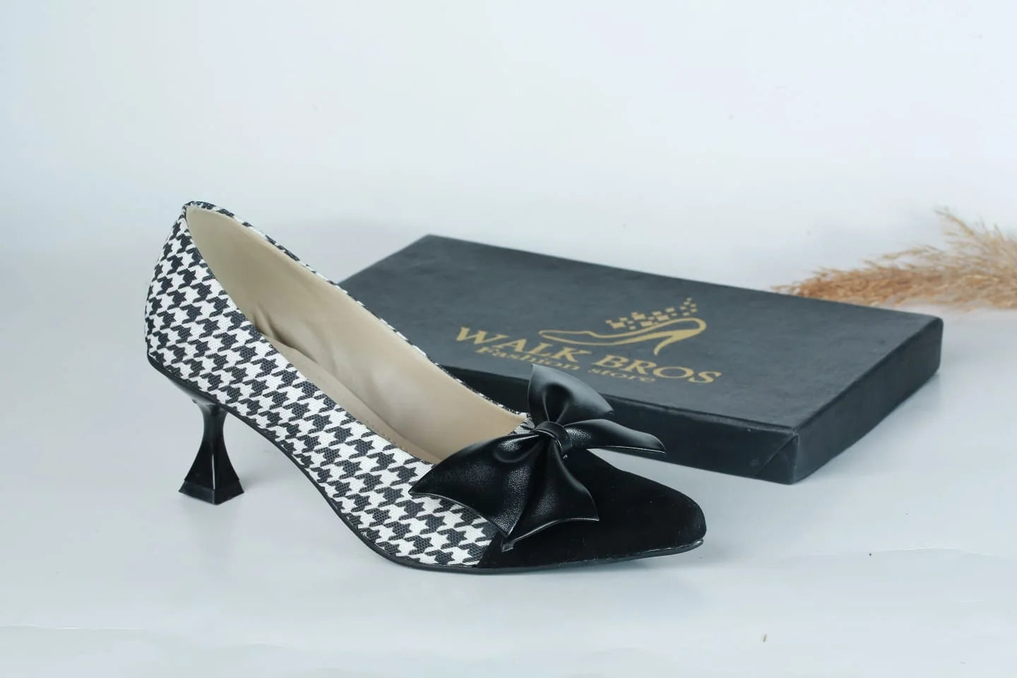 WALKBROS WOMEN'S KITTEN HEELS POINTED TOE PUMPS - BLACK & WHITE