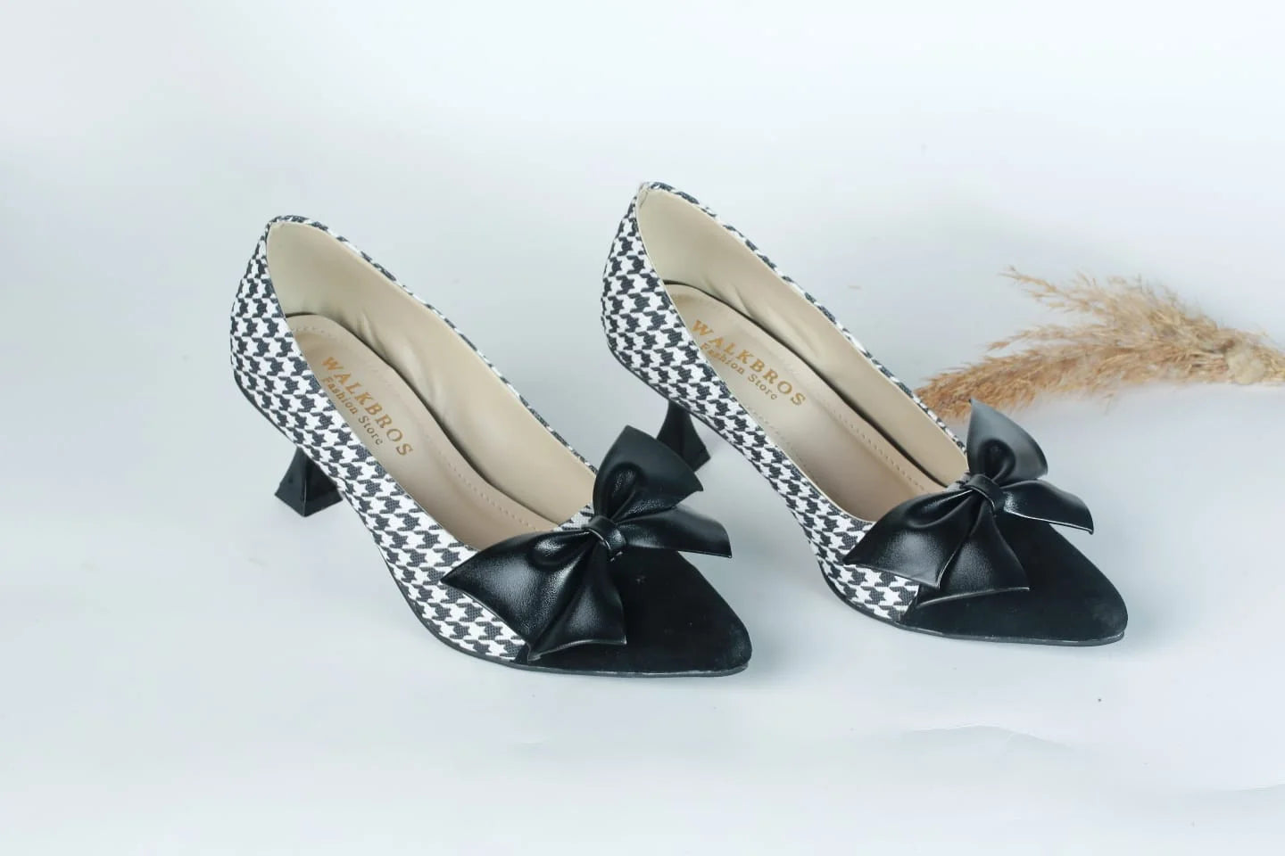 WALKBROS WOMEN'S KITTEN HEELS POINTED TOE PUMPS - BLACK & WHITE