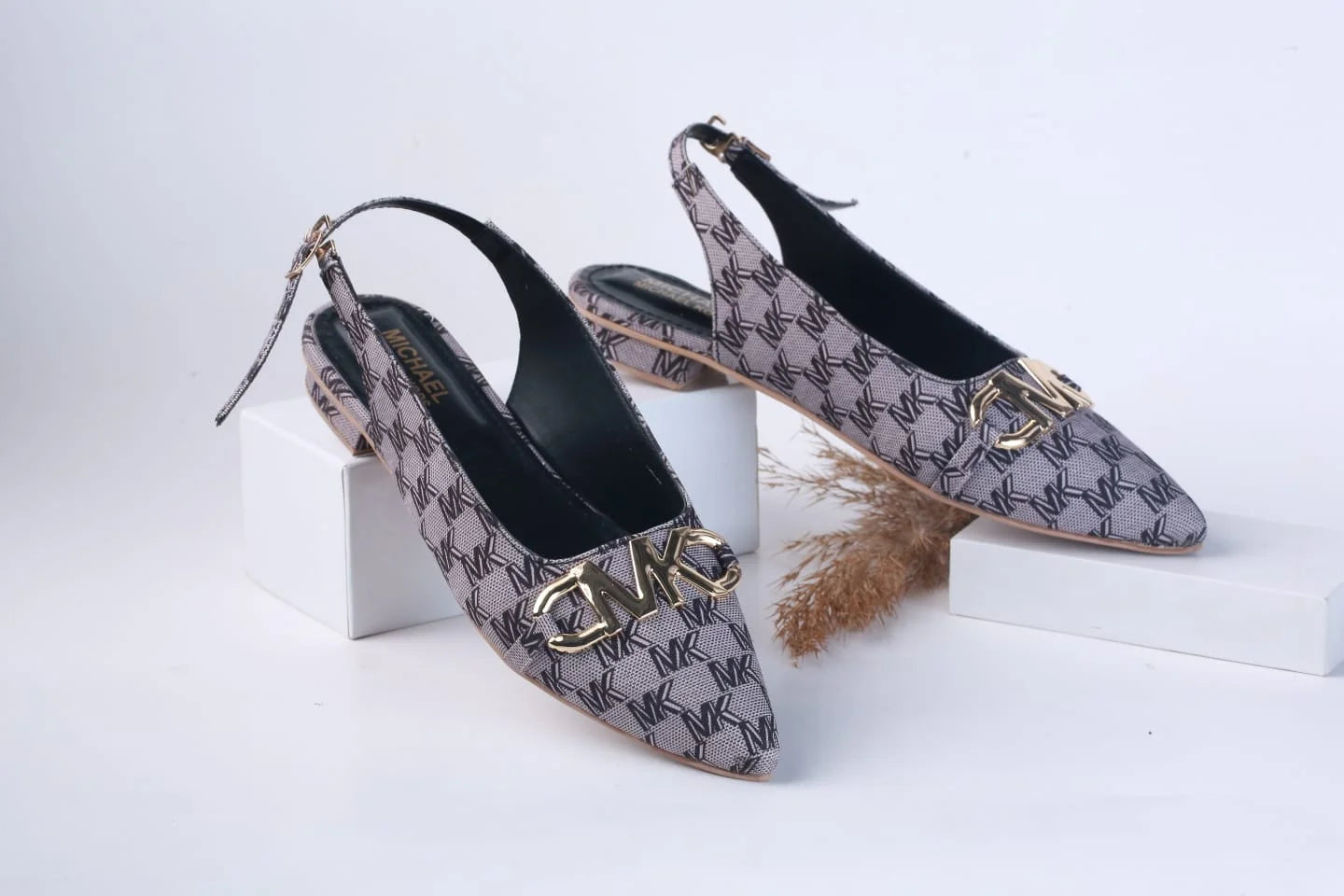 MICHAEL KORS POINTED TOE FLAT PUMPS - BLACK