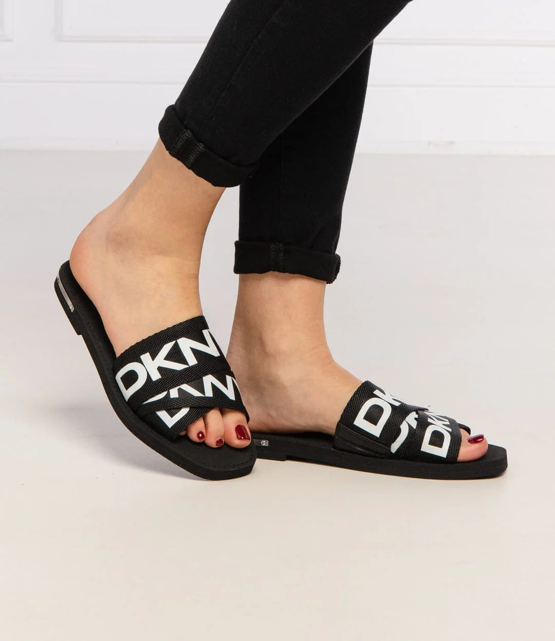 DKNY ISHA FLAT SANDAL - BLACK