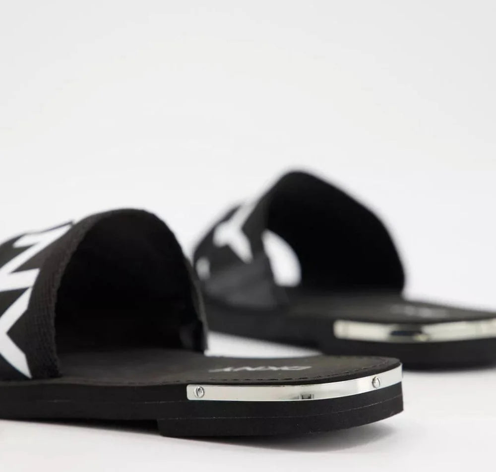 DKNY ISHA FLAT SANDAL - BLACK