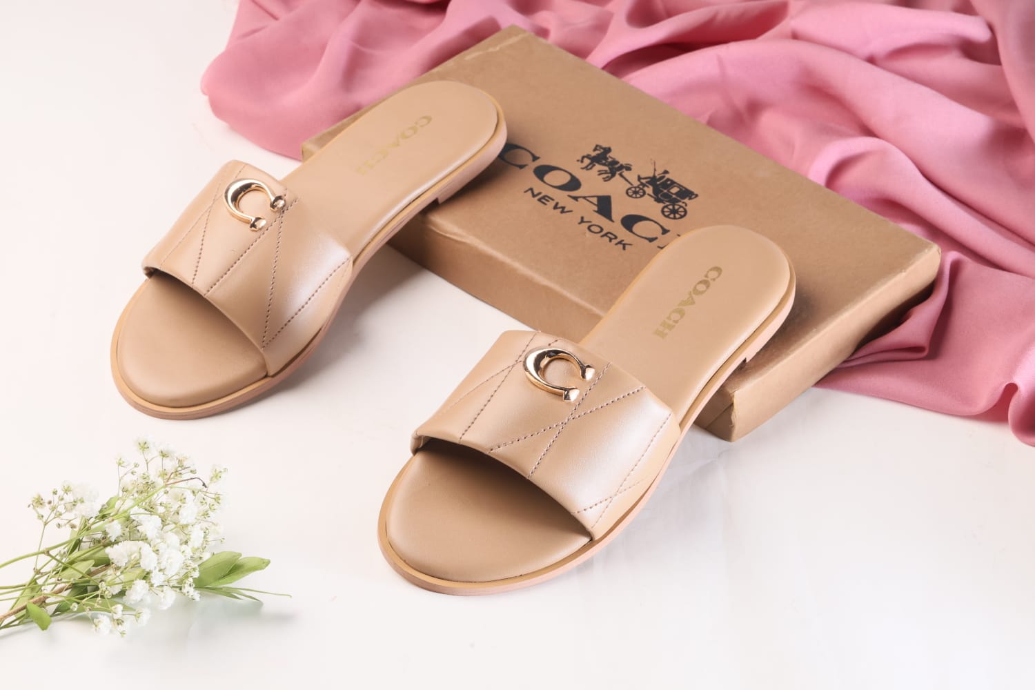 COACH METAL LOGO FLAT SLIDES - BEIGE