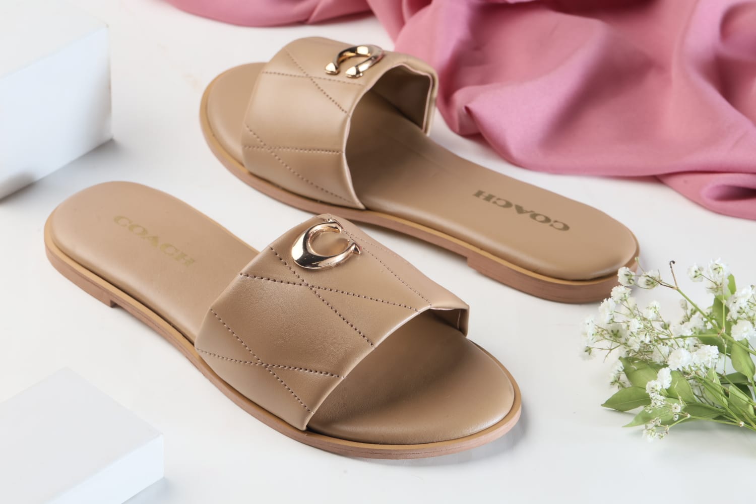 COACH METAL LOGO FLAT SLIDES - BEIGE