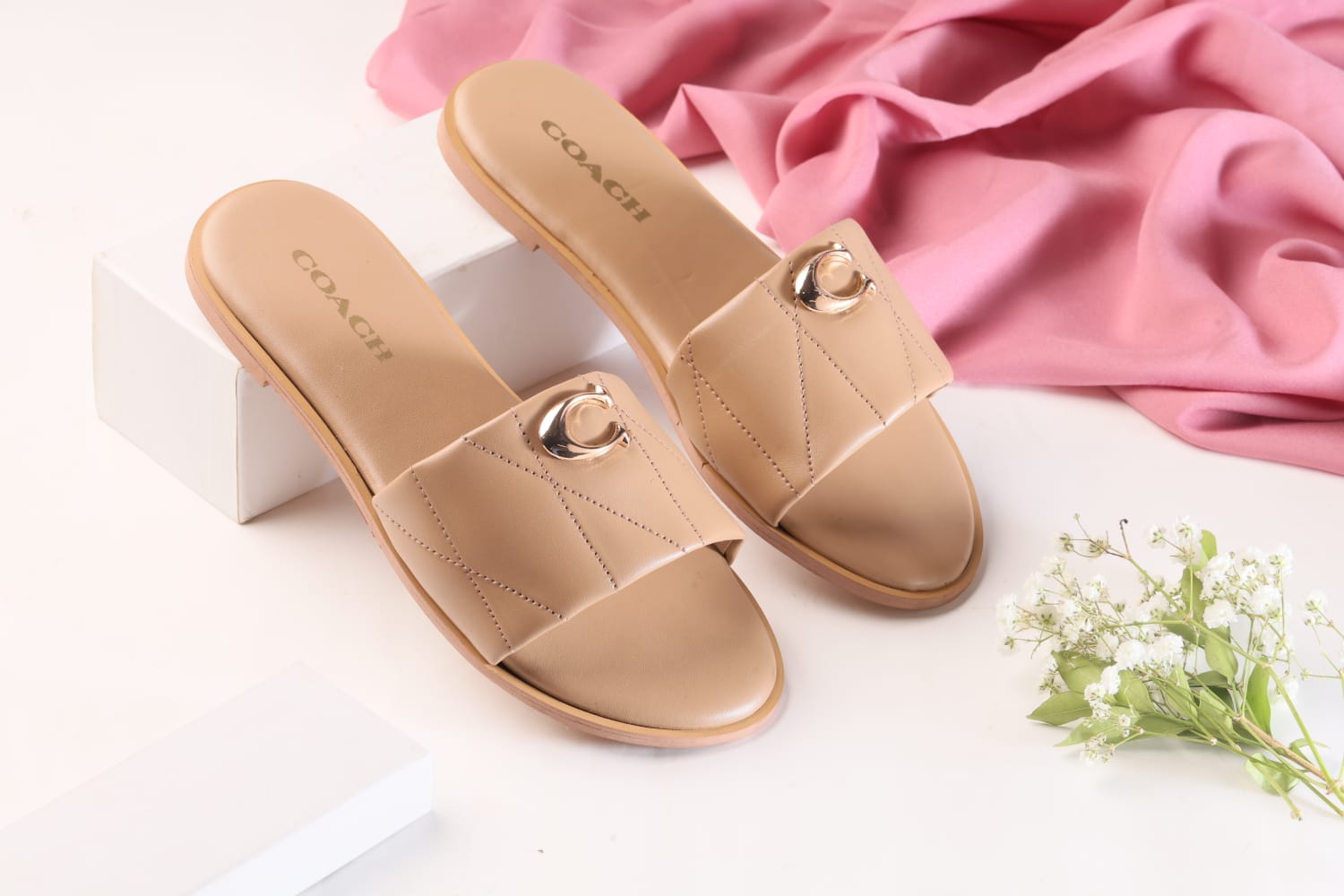 COACH METAL LOGO FLAT SLIDES - BEIGE