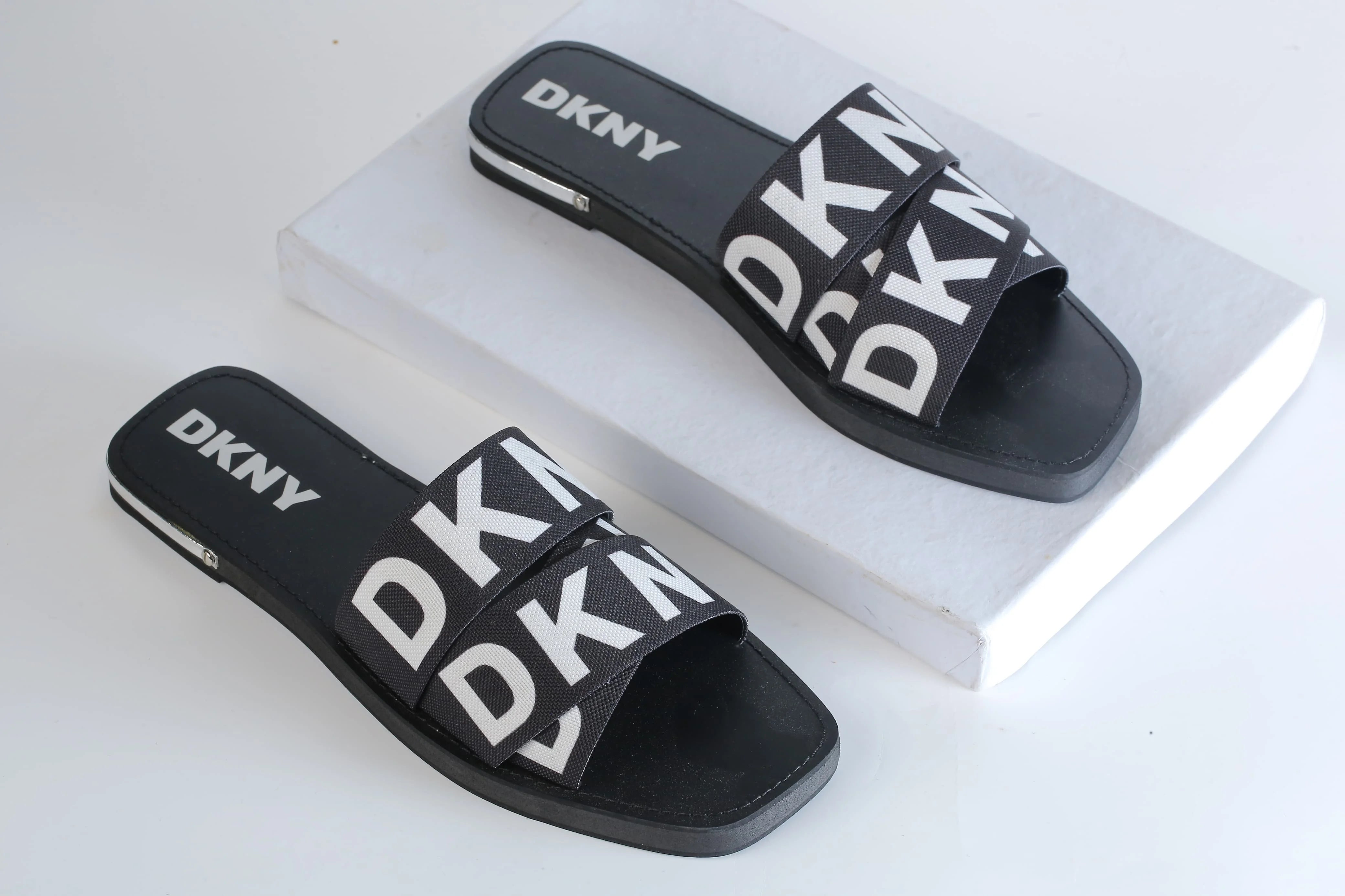 DKNY ISHA FLAT SANDAL - BLACK