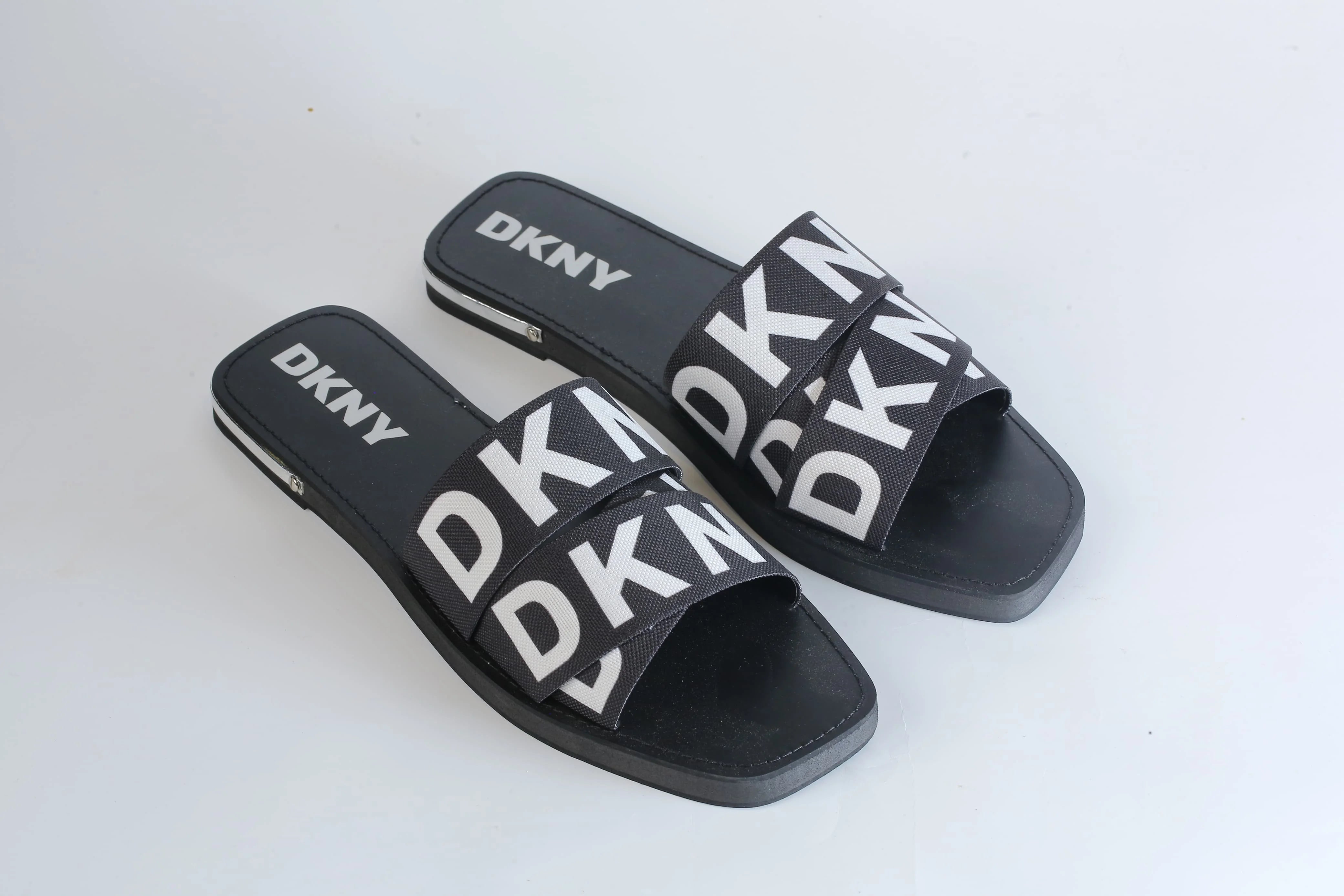 DKNY ISHA FLAT SANDAL - BLACK
