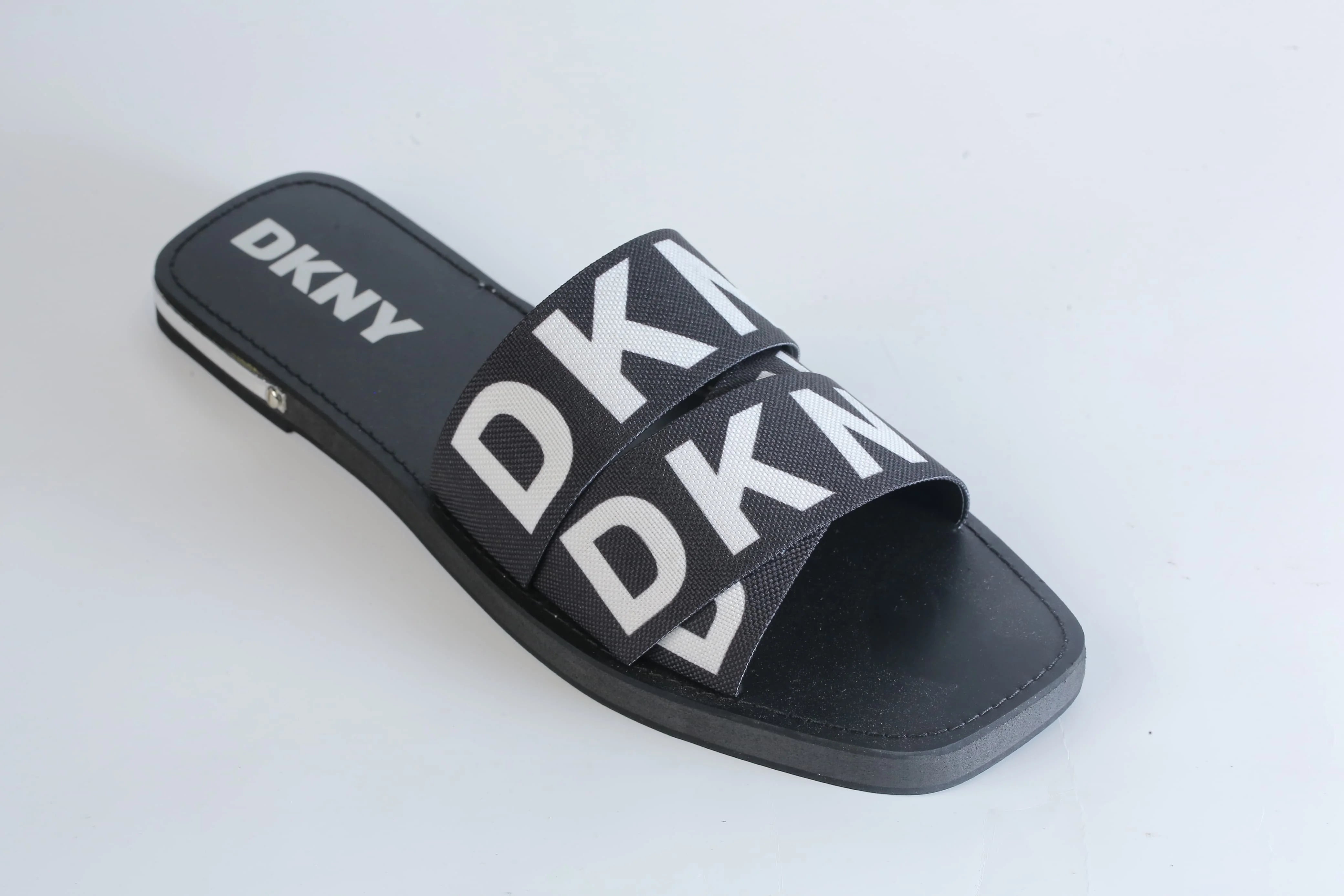 DKNY ISHA FLAT SANDAL - BLACK