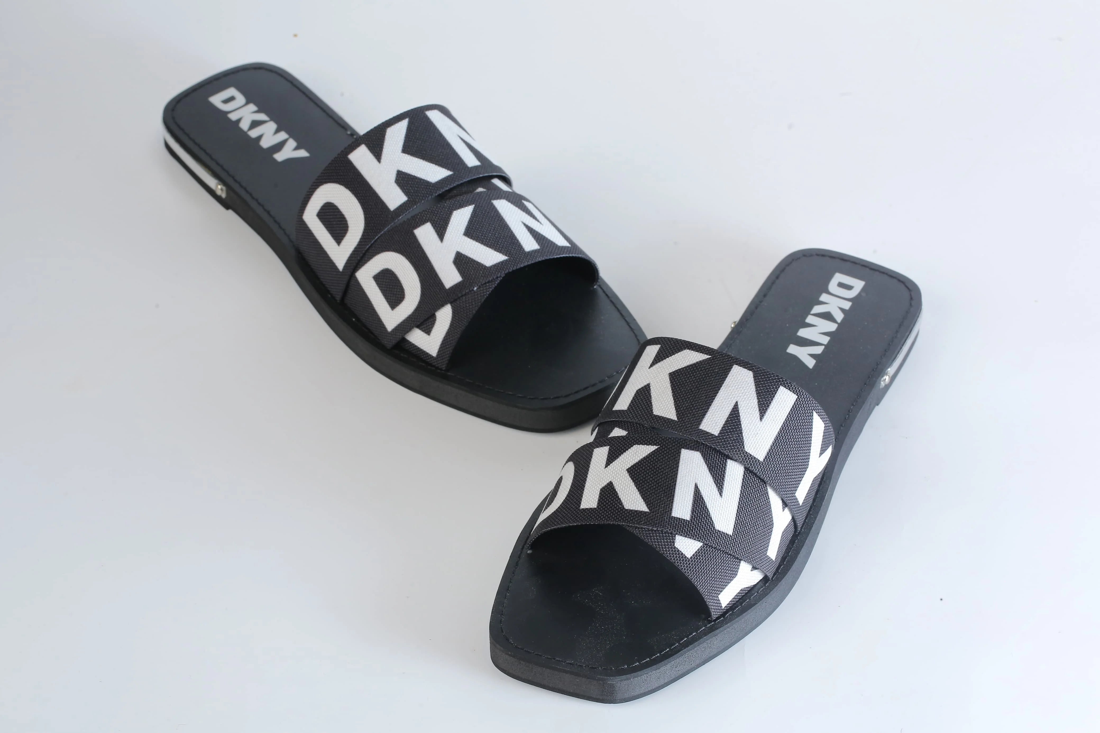 DKNY ISHA FLAT SANDAL - BLACK