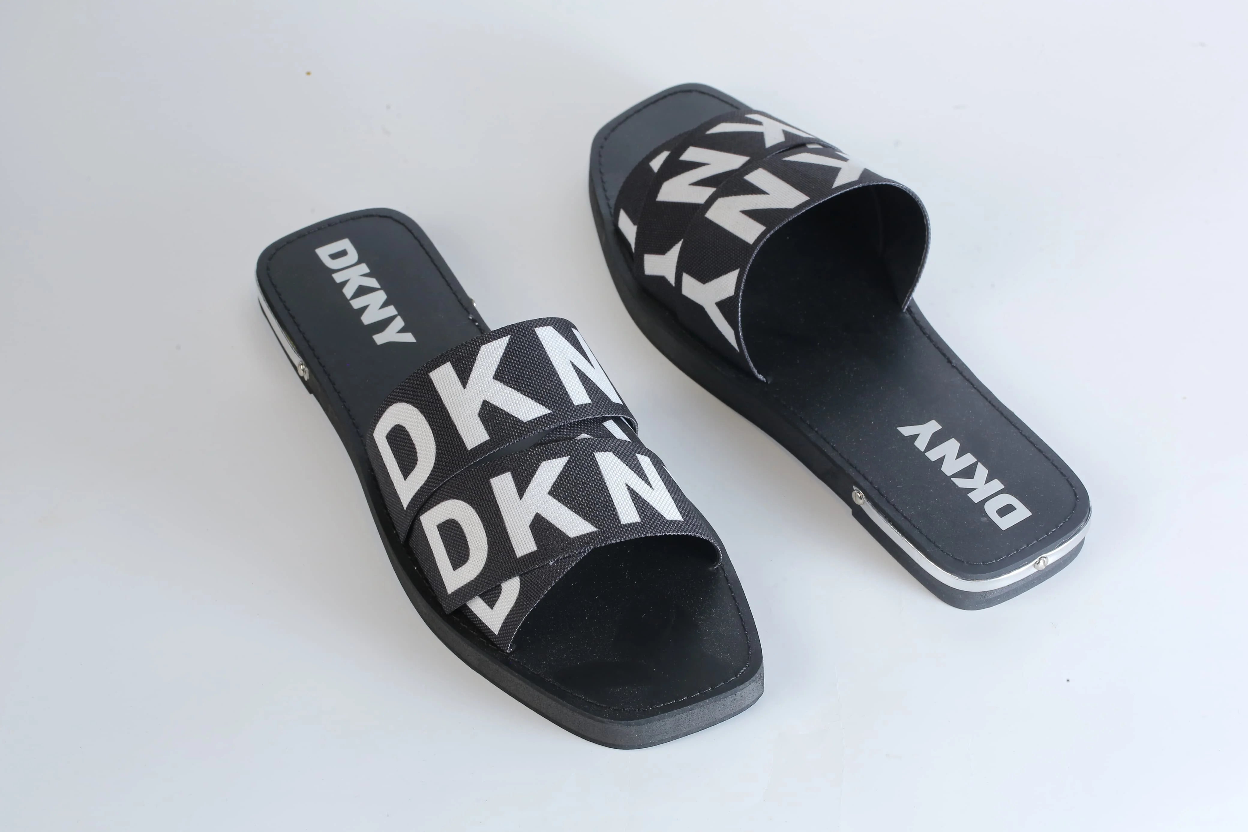 DKNY ISHA FLAT SANDAL - BLACK
