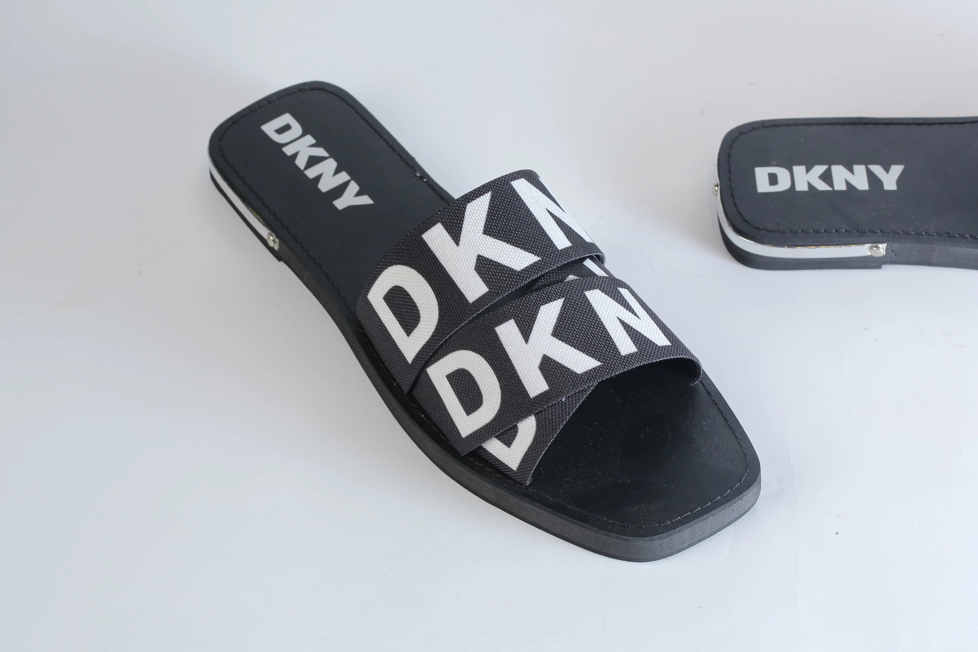 DKNY ISHA FLAT SANDAL - BLACK