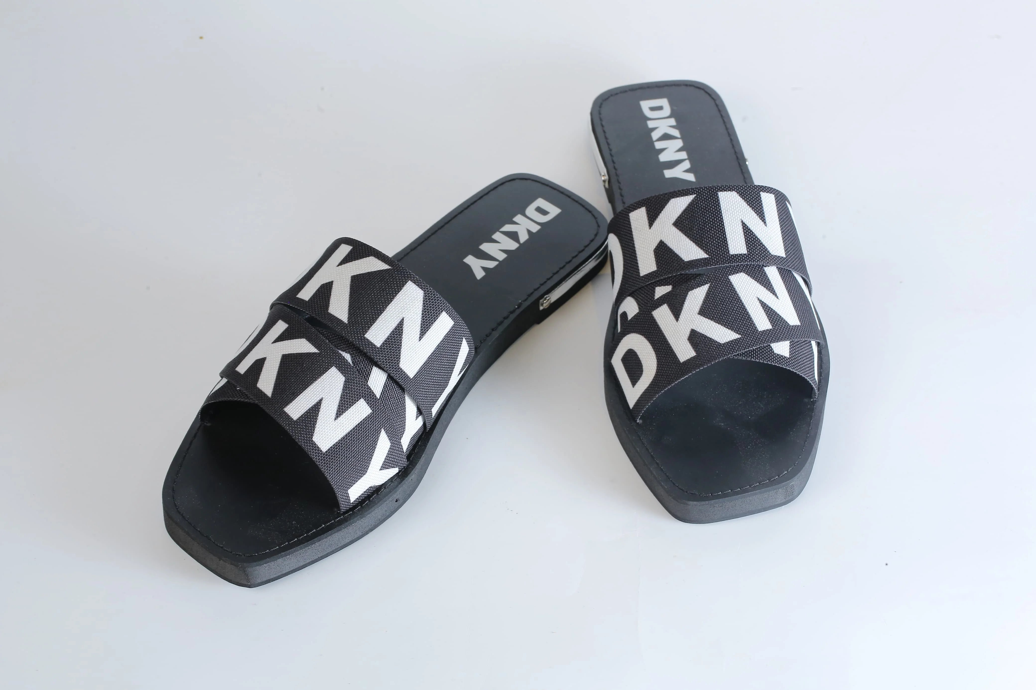 DKNY ISHA FLAT SANDAL - BLACK