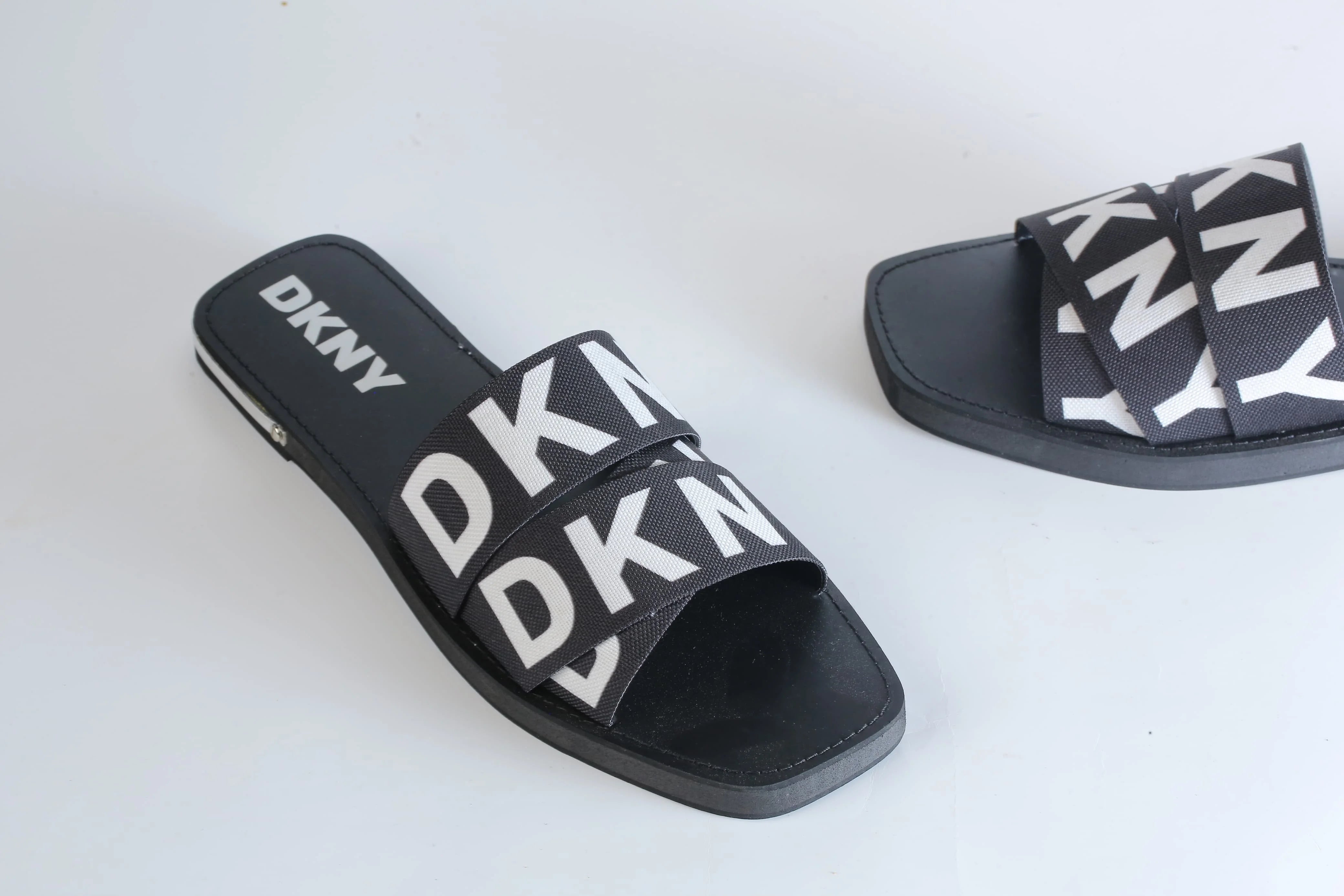 DKNY ISHA FLAT SANDAL - BLACK